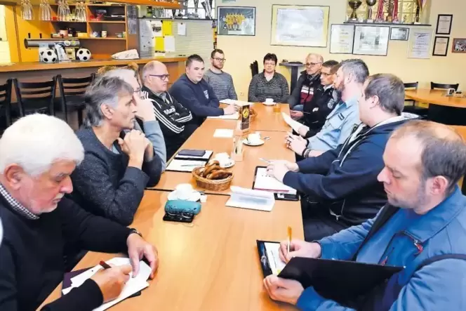 Arbeitssitzung: Die Experten beratschlagen im Vereinsheim des Fußballvereins Dudenhofen. Arbeitssitzung: Die Experten beratschlagen im Vereinsheim des Fußballvereins Dudenhofen.