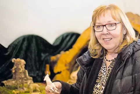 Beim Aufbau der Krippe: Pfarrerin Bettina Lukaszcyk.