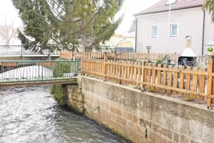 Das Anwesen hat eine eigene kleine Insel inmitten der Queich.