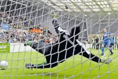 Die Ludwigshafener Hallenfußball-Stadtmeisterschaft findet zum 38. Mal statt. Genauso lange gibt es auch das Hallenturnier des A