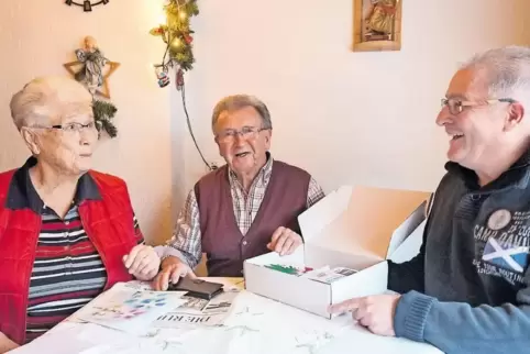 Zum gemütlichen, vorweihnachtlichen Plausch empfingen Helga und Horst Rudolphi Stadtratsmitglied Joe Felka (rechts).
