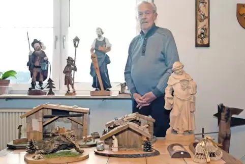 Werner Neumann hat sein Hobby aufgegeben, umgibt sich aber immer noch gern mit seinen Werken.