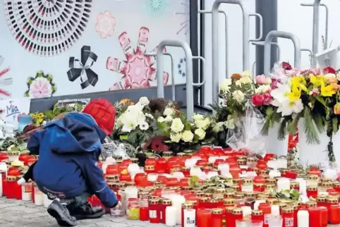 Kerzen als Ausdruck der Anteilnahme wenige Tage nach dem Mord an der Kandeler Schülerin Mia.