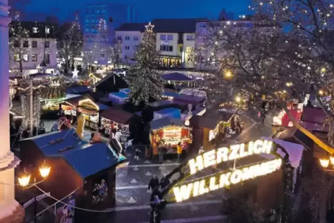 Geschmückte Buden und Lichterglanz: der Frankenthaler Weihnachtsmarkt.