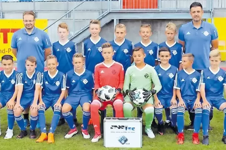 U13-Landesliga-Tabellenführer FK Pirmasens: (stehend von links) Trainer Alexander Welter, Dominik Welter, Elias Weis, Noah Stilb