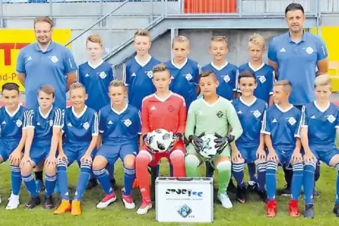 U13-Landesliga-Tabellenführer FK Pirmasens: (stehend von links) Trainer Alexander Welter, Dominik Welter, Elias Weis, Noah Stilb