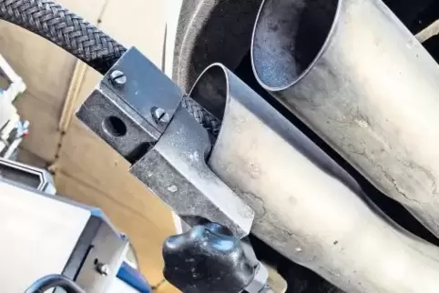 Abgasuntersuchung in einer Werkstatt bei einem VW Golf 2.0 TDI.