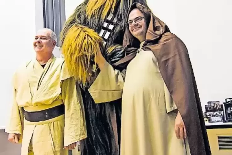 Ein Foto mit Chewbacca (Mitte): Für die Vorlesung haben sich auch Hubert Zitt (links) und Manfred Strauß in Schale geworfen.