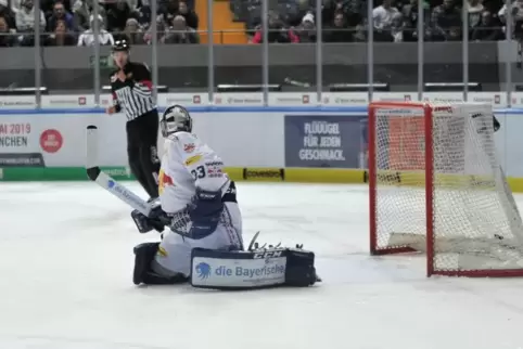 Das 2:0 für die Adler Mannheim. Münchens Keeper Danny aus den Birken kann dem Puck nur noch nachschauen. Foto: PIX