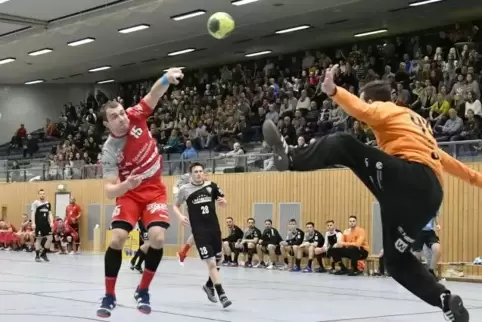 Tomas Kraucevicius (links) versucht sein Gklück gegen den starken Dansenberger Torhüter Kevin Klier. Foto: Moschel