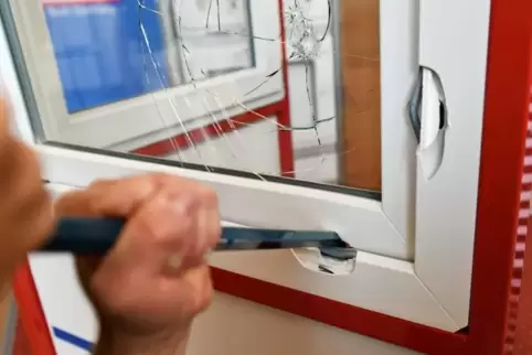 Fenster oder auch Türen wurden in den Kitas aufgehebelt.  Foto: dpa 