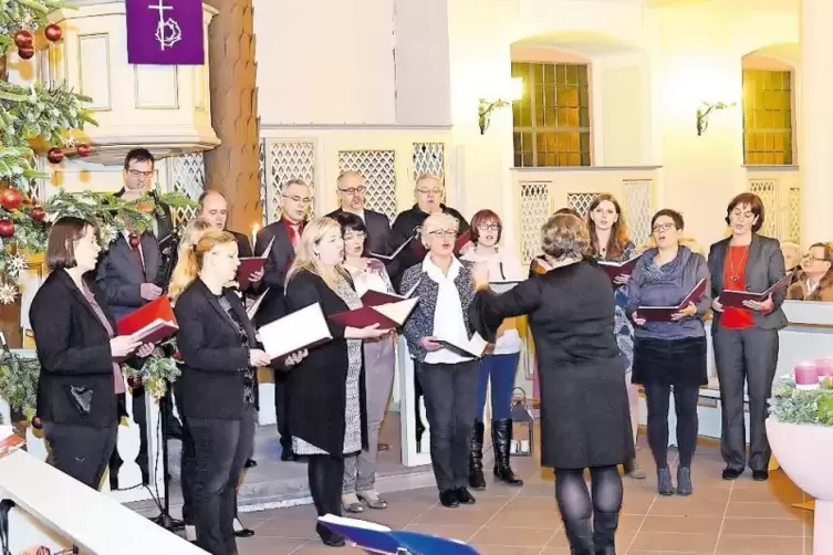 Alvina Reiss und ihre Sängerinnen und Sängern begeisterten ihre Zuhörer in der protestantischen Kirche Göllheim.
