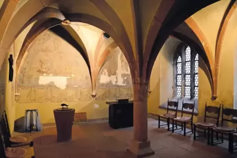 Blick in die Taufkapelle mit ihrem gotischen Spitzbogengewölbe und den Butzenscheiben.
