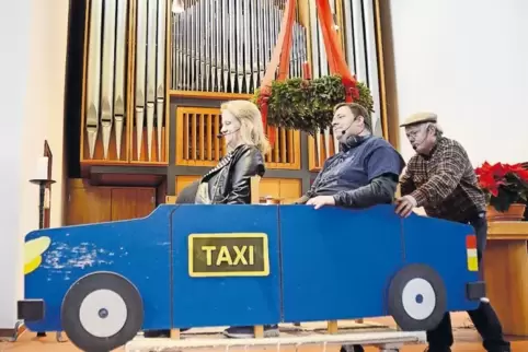 Krippenspiel in der Johanneskirche: Taxifahrer Manfred Vogel kutschiert Maria und Josef (Kerstin und Volker Strauch) zur Herberg