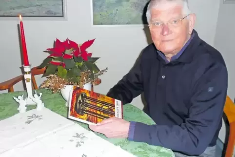 Kerze, Weihnachtsstern, Heimatkalender: Hans Jörg Duppré zuhause in Hinterweidenthal.