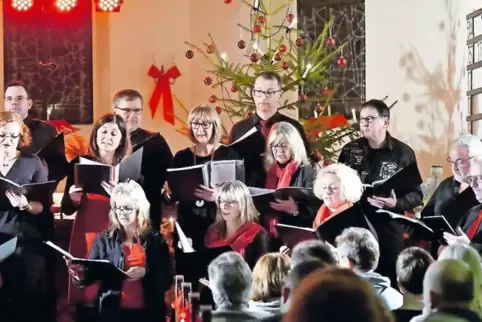 Gefühlvoll: Der Chor 2000 singt in der Dellfelder Kirche Weihnachtslieder auf Französisch, Englisch und Schwedisch.