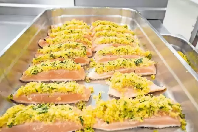 Das wird schmecken! Lachsstücke sind mit einer feinen Kräuterkruste belegt und warten darauf, in den Ofen geschoben zu werden. Das wird schmecken! Lachsstücke sind mit einer feinen Kräuterkruste belegt und warten darauf, in den Ofen geschoben zu werden.