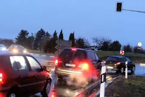 Die „Wächterampel“ vor dem Kreisel schaltet sich nur bei Bedarf ein.  Foto: Benndorf 