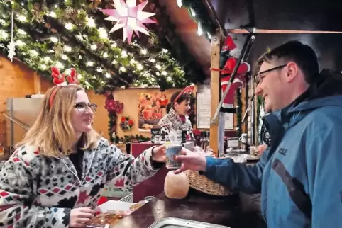 „Bitteschön, Ihr Glühwein.“ Jennifer Back (links, im Hintergrund Iris Pfingstgräf) hat Notizblock und Stift zur Seite gelegt, um