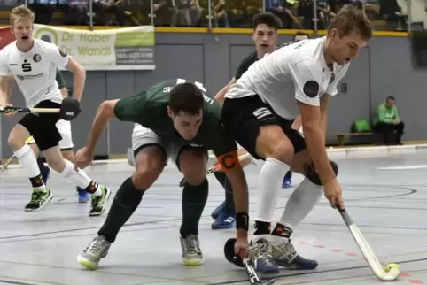 Lauritz Fuchs (rechts), hier im Heimspiel der TG gegen Limburg, fällt in der Rückrunde aus. Foto: Bolte 