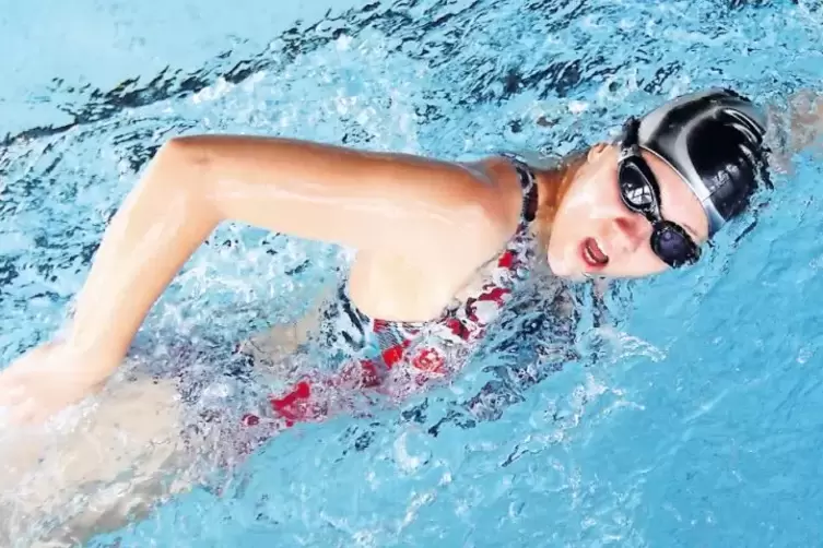 F&uuml;r den Mehrkampf geh&ouml;rt auch Schwimmen zu Johanna Beckers Trainingsrepertoire.