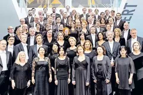 Zum Gruppenbild versammelt: die Deutsche Staatsphilharmonie Rheinland-Pfalz.
