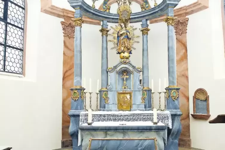Ein Beitrag der Geschichtsblätter befasst sich mit der katholischen Kirche in Schweisweiler, hier der Altar.