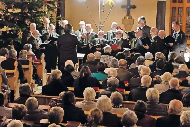 Traditionell lädt der Jägerchor Donnersberg am Tag vor Heiligabend zu einem Konzert. Und wieder einmal waren zahlreiche Menschen