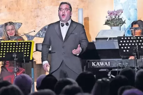 Pianist und Opernsänger: Georgios Filadelfefs brilliert stimmlich in der Friedenskirche.