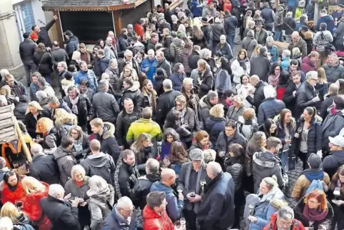 Vor der Bescherung auf den Römerplatz: Der weihnachtliche Treff vor „Michlers Haus der guten Weine“ ist mittlerweile eine Dürkhe