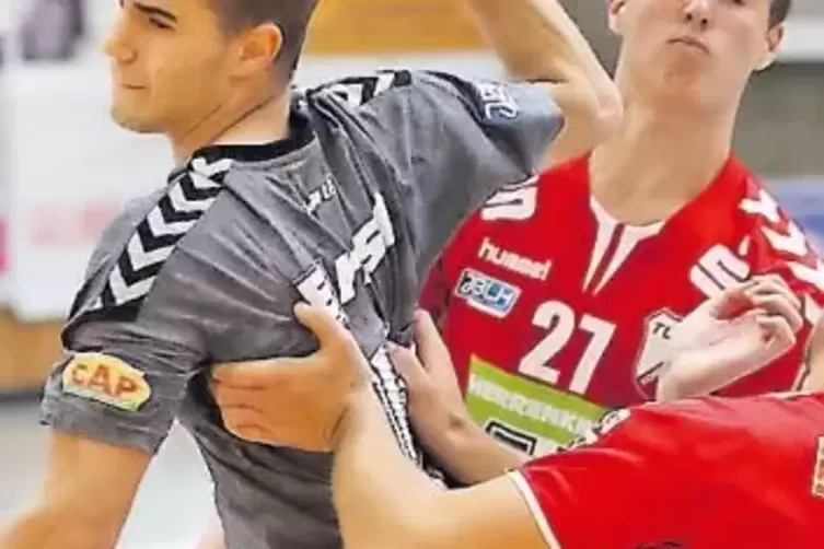 Felix Dettinger (mit Ball) ist einer von acht SV-Spielern in der Saarauswahl in Merzig.