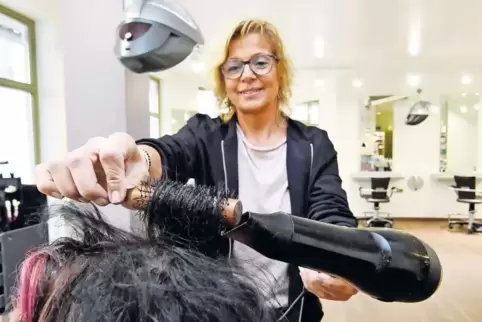 Friseure sind nach Überzeugung von Corinna Bengel auch „Seelentröster und Psychologen“.