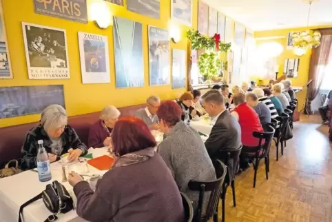 Ein gutes Essen und gute Gespräche - dafür sorgt die Heiligabendfeier von „alt ? arm ? allein“ im „Julien“.