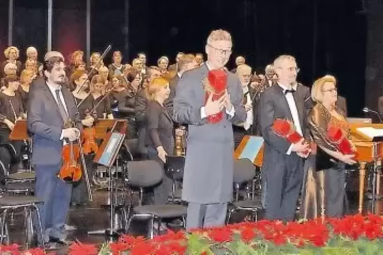 Eindrucksvolles Weihnachtskonzert: die routiniert auftrumpfende Liedertafel Neustadt und die Kammerphilharmonie Weinheim.