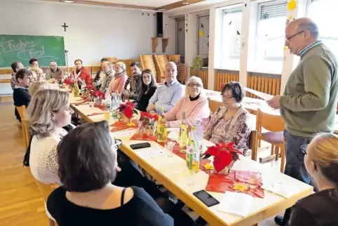 Pastoralreferent Stefan Pappon richtet einige Worte an die Besucher der kleinen „Weihnachtsfeier“ im Mehrgenerationenhaus.