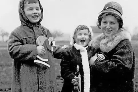 Elisabeth Brach am Nikolaustag 1961 in Lingenfeld, damals war sie eindreiviertel Jahre alt.