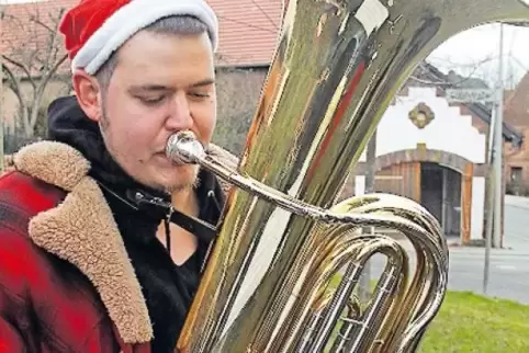 Seit ein versteifter Finger amputiert ist, kann Mathias Schmidt wieder Tuba spielen.