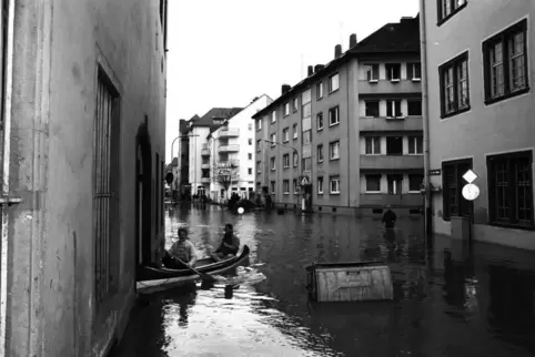 Mit Booten durch die Straßen: Solche Bilder boten sich beim Weihnachtshochwassers 1993 in der Koblenzer Altstadt.
