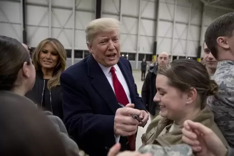 Trump und seine Frau Melania mit Militärangehörigen auf der Airbase Ramstein. Foto: DPA