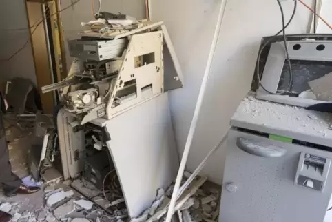 Trümmerhaufen: Das blieb übrig, als im November im Kaiserslauterner Stadtteil Mölschbach ein Geldautomat gesprengt wurde.  Foto: