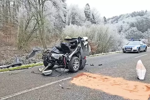 Der schwere Volvo wurde durch die Wucht des Aufpralls in mehrere Stücke gerissen.