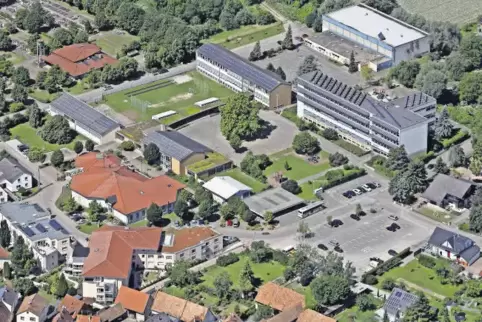 Viel Platz für eine städtebauliche Aufwertung: Das Gelände um Kulturzentrum und Schule.