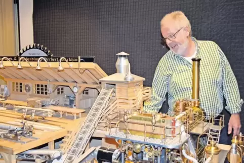 Drei Jahre hat Herbert Burkhart an seinem Sägewerk getüftelt. Das Sägegatter schneidet sogar kleine Holzbalken, mit den Spänen w