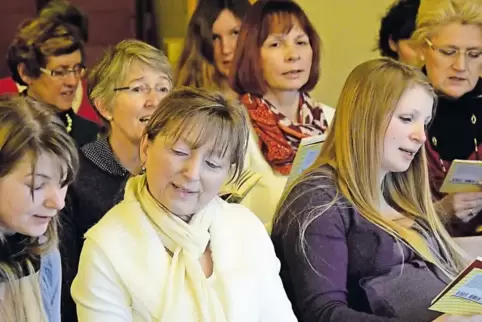 Wieder im Programm: offenes Singen der Chorgemeinschaft mit Chorleiterin Marie-Luise Birkhofer (Mitte).