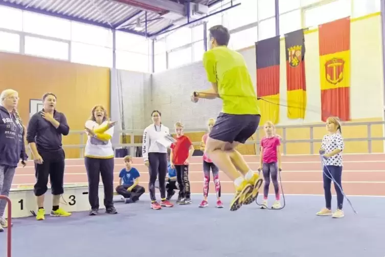 Rund 100 Teilnehmer kamen gestern in die Ludwigshafener Leichtathletik-Halle, darunter viele Kinder.