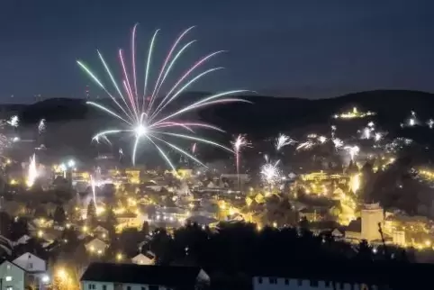 Feuerwerk zu Silvester: Sieht schön aus, wird aber immer teurer und belastet Mensch und Tier. Wegen der Feinstaubbelastung wird 