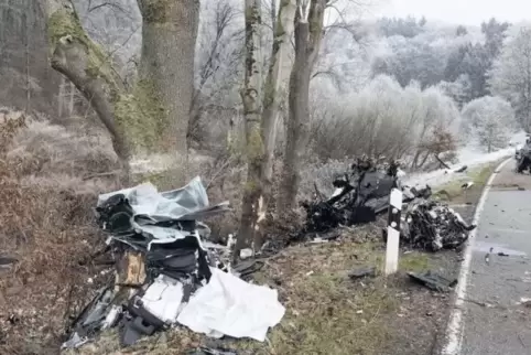 Der schwere Volvo wurde durch die Wucht des Aufpralls in mehrere Stücke gerissen.
