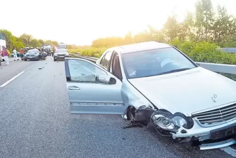 Die Feuerwehr musste das Vorderrad des Mercedes AMG aus dem Heck eines VW Passat entfernen, um den eingequetschten Fahrer des Pa