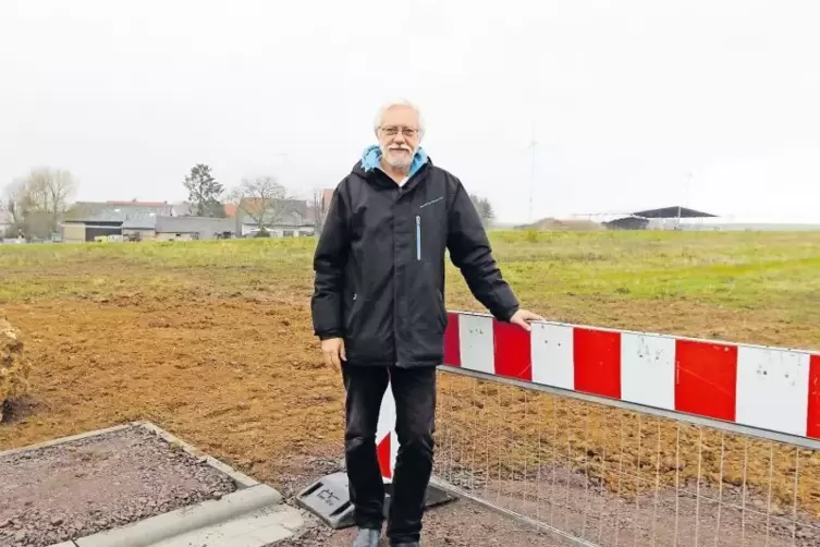 Bürgermeister Holger Pradella im Biedesheimer Neubaugebiet „Im Bangert“.