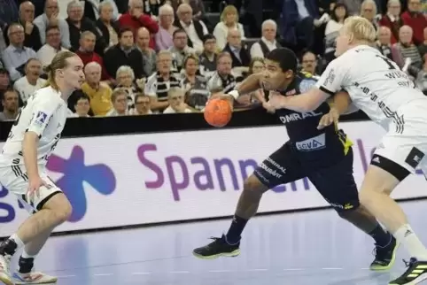 Mads Mensah Larsen im Duell mit Patrick Wienczek (rechts).  Foto: LÜHN 